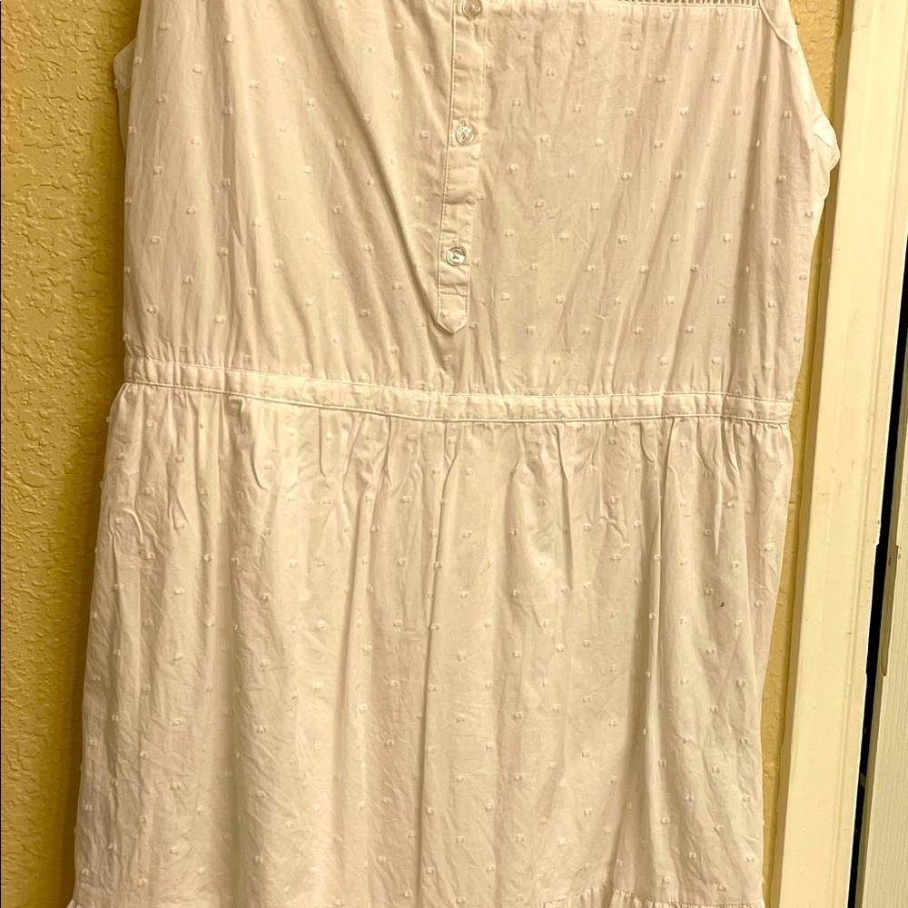 Sleeveless dress with side zipper.